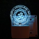 Gadgets World GAYATRI Mantra 3D Optical Illusion Acrylic Night Lamp, 7 Colors RGB Auto Colour Changing LED Plug and Play Night Light, Office Light, Best Gift – Pack of 1 (SD114,Multicolour, 3 Inch)